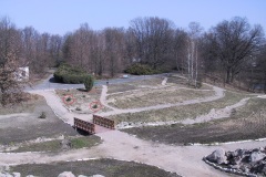 001.-Swierki-posadzone-przy-drewnianym-mostku-2002-rok