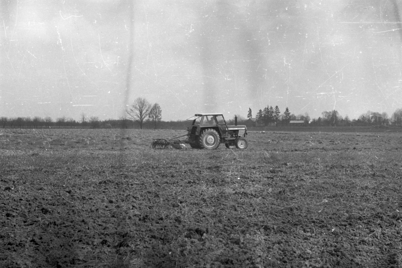 005.-Prace-polowe-na-terenie-Ogrodu-w-1976-roku