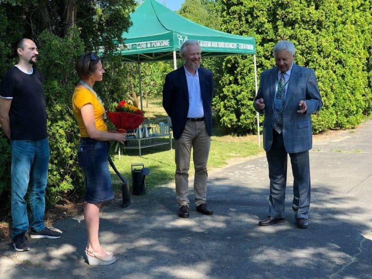 Sadzenie wiśni japońskiej przez&nbsp;prof.&nbsp;Jerzego Puchalskiego